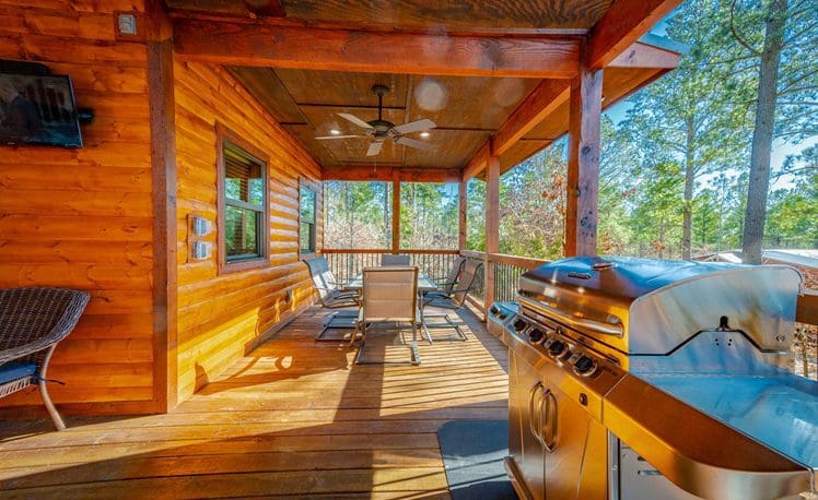 Song Bird Cabin Back Deck Outdoor Dining area