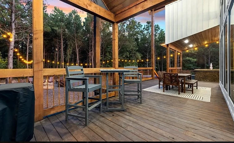 Diamond_Sunset_Retreat_Outside_Tables