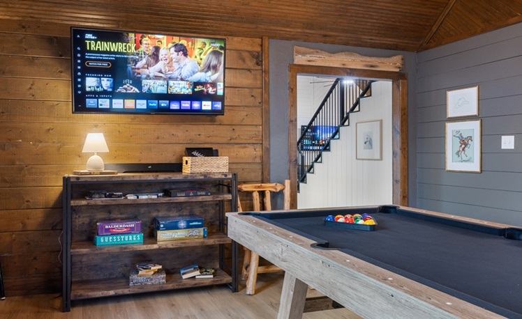 Pool-Table-and-TV-with-Games