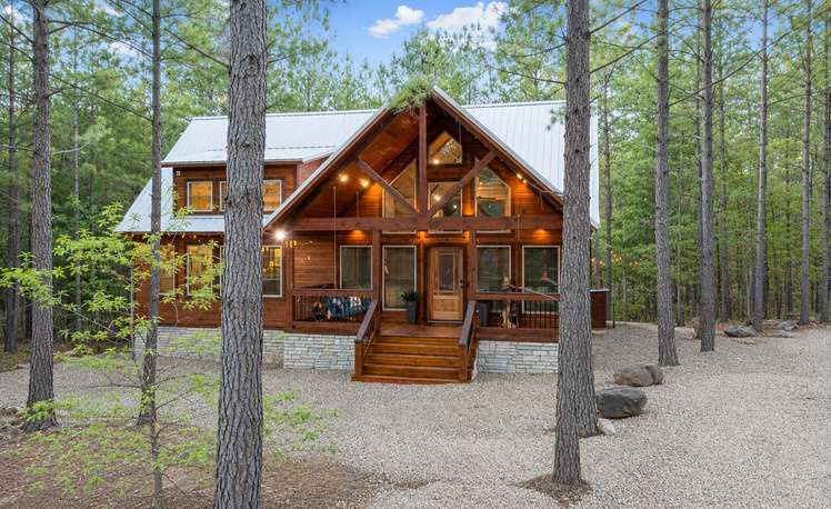 Front view of just Chillin cabin in Hochaton OK
